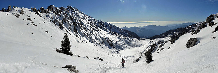 In discesa dalla Baita del Gioan-Passo La Forca (1848 m) alle Baite d'Alben